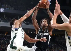 开云·体育app中国-包含转折点圣安东尼奥马刺调整名单，NBA总决赛今晨攻防权衡，态度坚定，身体对抗强度拉满的词条